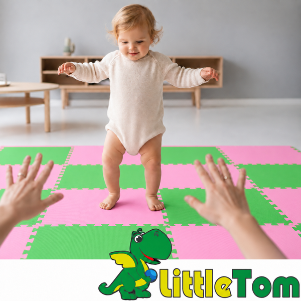 Ein Kleinkind macht seine ersten Schritte auf einer Puzzlematte aus Schaumstoff mit Little Tom Logo.