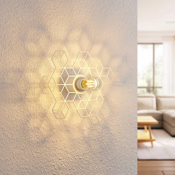 Wandleuchte mit sechseckigem Design und eingeschalteter Glühbirne