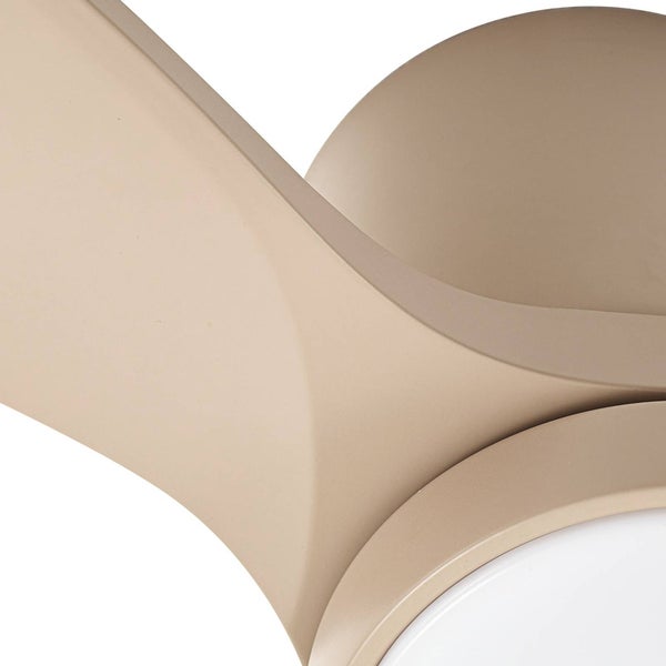 Detailaufnahme eines Deckenventilators mit matter Oberfläche und geschwungenem Gehäuse.