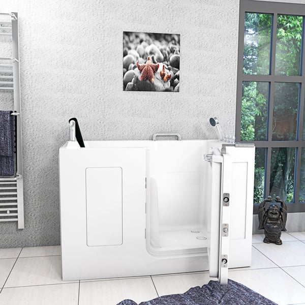 Begehbare Badewanne mit offener Tür in hellem Badezimmer mit Dekoration