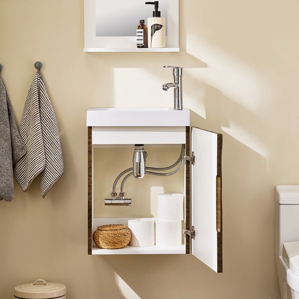 Badezimmer mit Waschbeckenunterschrank, offenem Schrankfach, Toilette und Handtüchern.