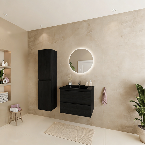 Modernes Badezimmer mit wandhängendem Waschbeckenunterschrank, Hochschrank in Holzoptik und rundem LED Spiegel vor strukturierter Wand.