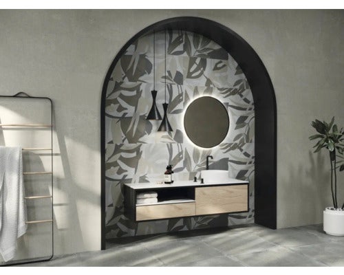 Modernes Badezimmer mit Waschtischen, Spiegeln, Toilette, Bidet und Fliesen.