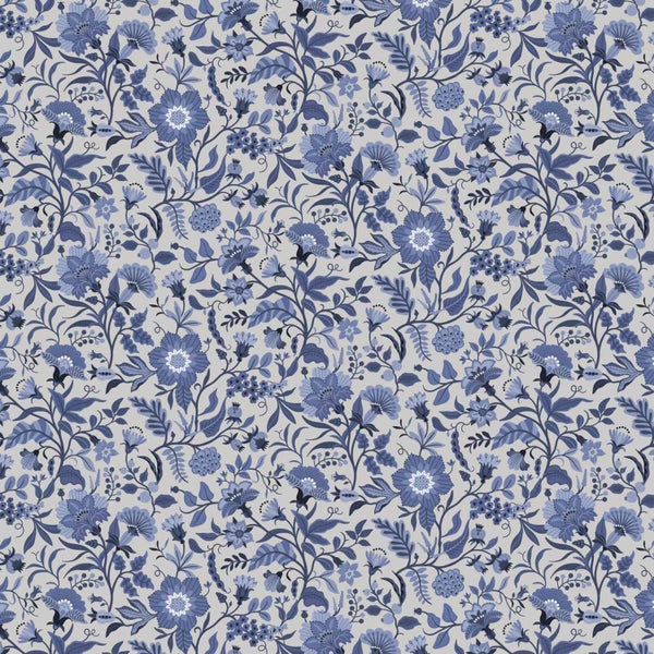 Tapete mit floralem Muster aus blauen Blumen und Blattranken.