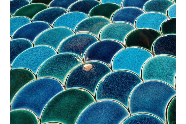 Keramikmosaik im Schuppenmuster