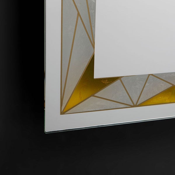 Nahaufnahme eines Spiegels mit einem geometrischen Muster aus goldenen und strukturierten Dreiecken.