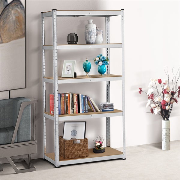 Modernes Metallregal mit fünf Fachböden in Holzoptik, dekoriert mit Büchern und Vasen in einem hellen, aufgeräumten Wohnzimmer.