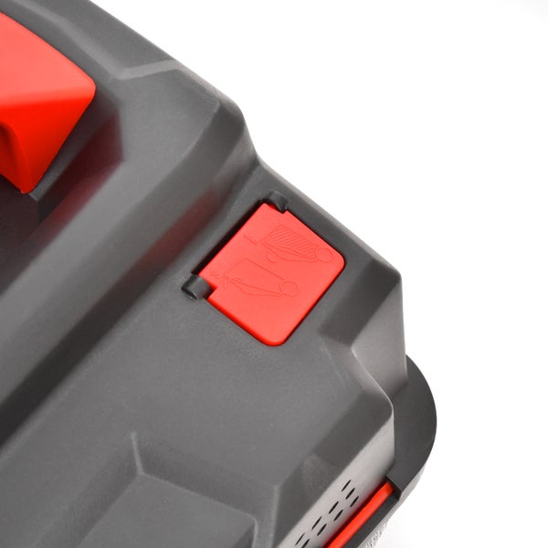 Detailansicht eines Kunststoffgehäuses mit einer roten Taste, markiert mit Stop und Go Symbolen.