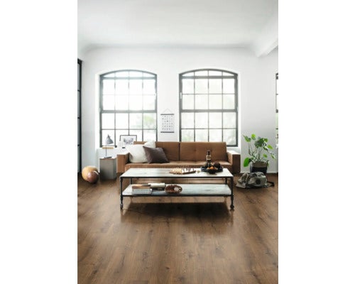 Heller Wohnraum mit Laminatboden, Sofa, Tisch und großen Fenstern für ein freundliches Ambiente