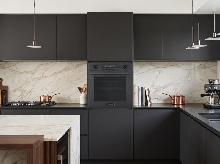 Moderne dunkle Einbauküche mit integriertem Backofen, Marmor Rückwand und Arbeitsplatte in minimalistischem Design.