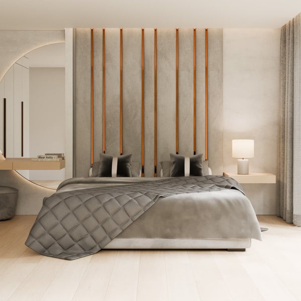 Schlafzimmer mit Doppelbett, Nachttischlampe und dekorativer Wandgestaltung