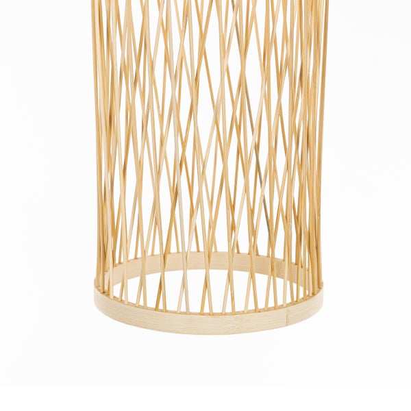 Zylindrischer Lampenschirm aus Bambus mit einem geflochtenen Rautenmuster und einem kreisförmigen Sockel.