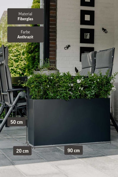 Rechteckiger Pflanztrog aus Fiberglas in Anthrazit auf einer Terrasse, Maße 90 mal 20 mal 50 Zentimeter.