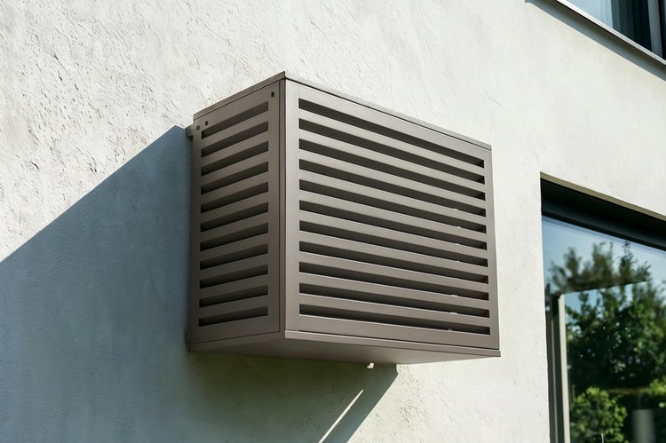 Außenhülle für Klimaanlage an einer Hauswand