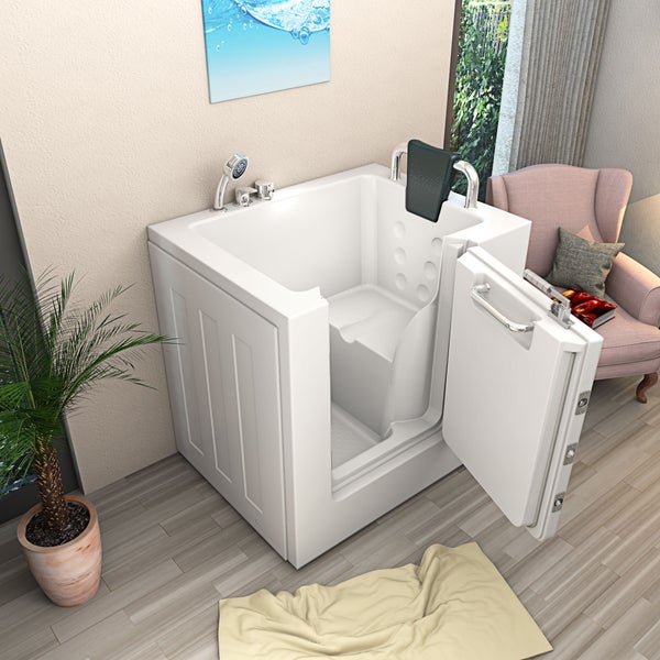 Begehbare Badewanne mit offener Tür in einem Badezimmer