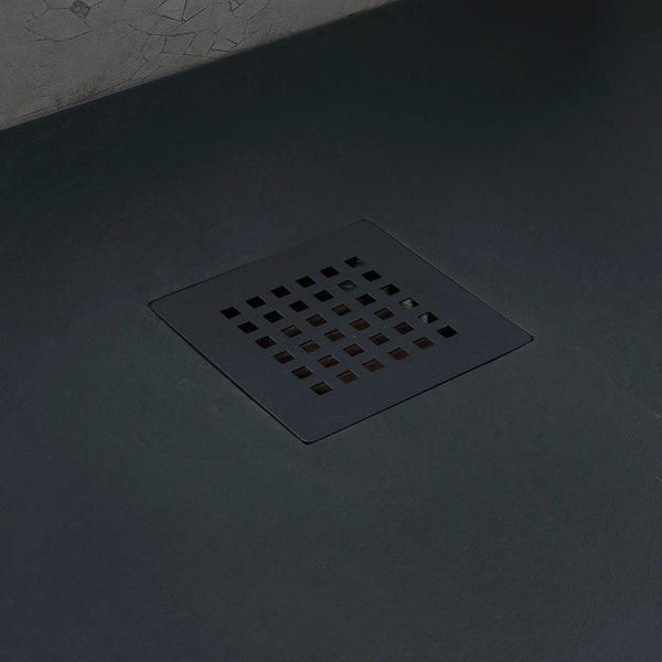 Quadratische schwarze Duschablaufabdeckung mit Gittermuster, bündig in eine dunkle matte Duschwanne eingelassen.