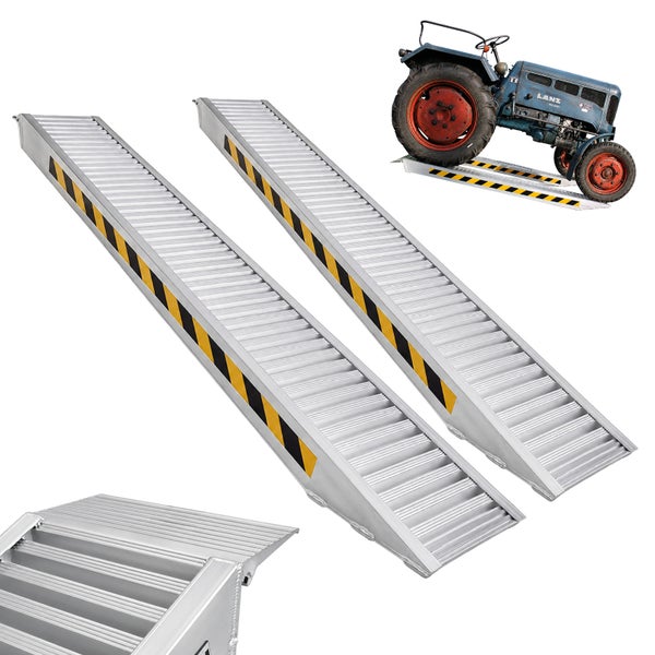 Zwei Auffahrrampen aus Aluminium für schwere Fahrzeuge wie Traktoren zur sicheren Beladung auf Anhänger.