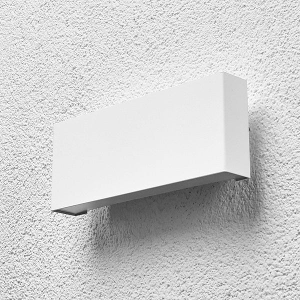 Rechteckige weiße Außenwandleuchte in modernem minimalistischem Design montiert an einer strukturierten Wand.