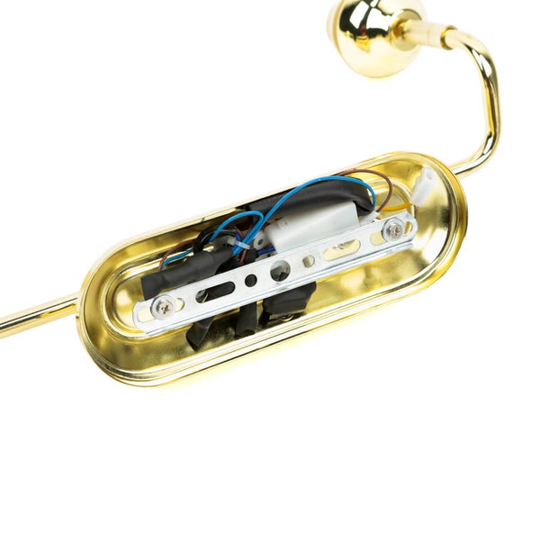 Nahaufnahme einer goldenen Wandleuchte mit offenem Gehäuse und sichtbarer Verkabelung.