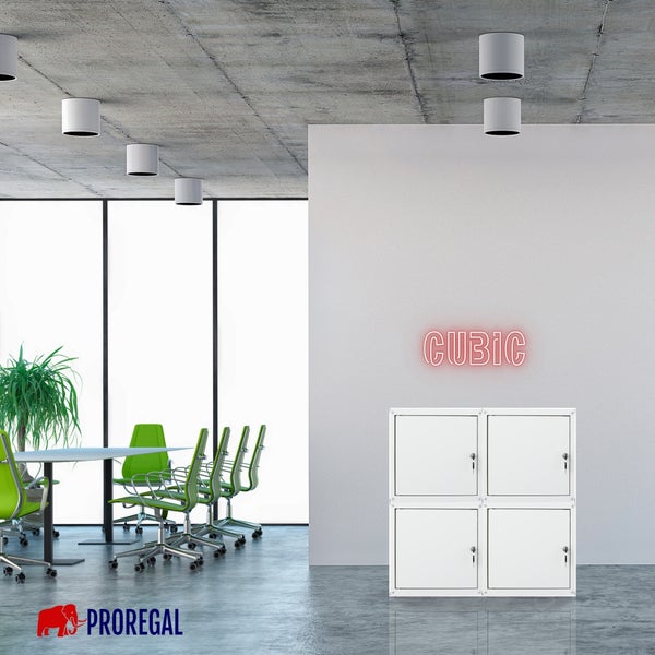 Weißer Schließfachturm mit vier Fächern in einem modernen Büro mit Besprechungstisch, grünen Stühlen und Betondecke. Proregal Logo.