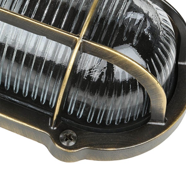 Detailaufnahme einer Wandleuchte mit Glasabdeckung und Schutzgitter