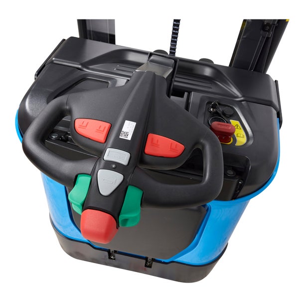 Bediengriff eines Elektro-Hubwagens mit Steuertasten und Not-Aus-Schalter.