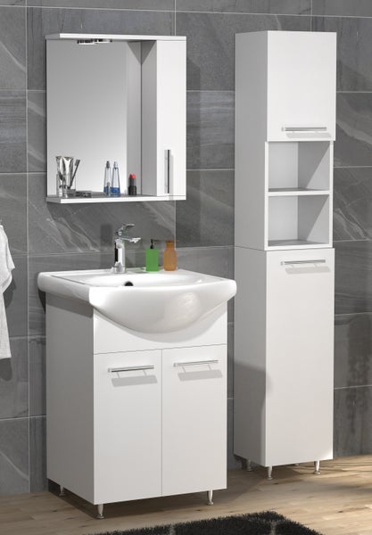 Badezimmer mit Waschbeckenunterschrank, Spiegelschrank und Hochschrank
