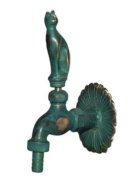 Nostalgie-Auslaufhahn aus Messing mit Katzen-Griff und dekorativer Wandrosette.