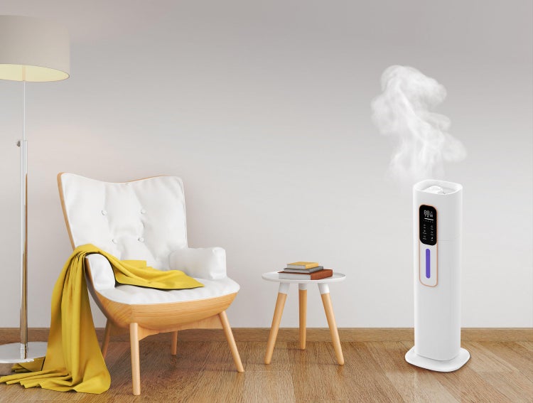 Wohnzimmerambiente mit Luftbefeuchter, Sessel, Stehlampe und Beistelltisch