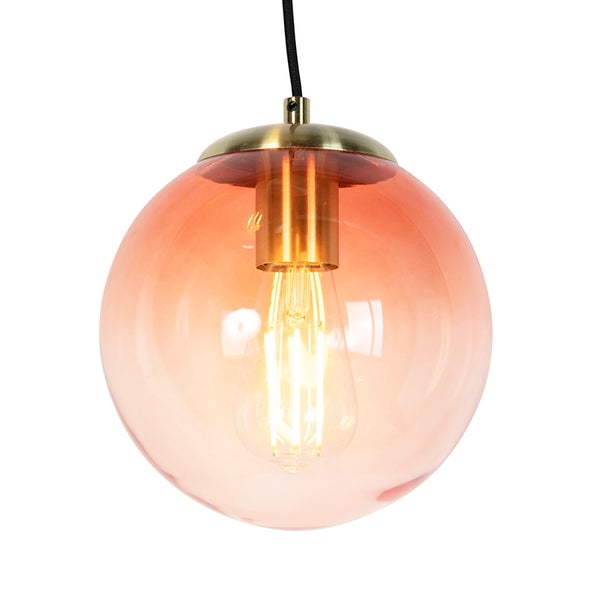 Hängeleuchte mit einem runden Glasschirm und einer Glühbirne.