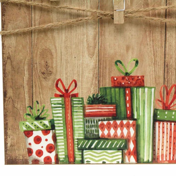 Dekoratives Holzschild mit aufgemalten Weihnachtsgeschenken und einer Wäscheklammer zur Befestigung.