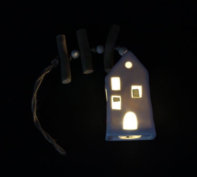 FRANK FLECHTWAREN | LED-Hänger Häuschen, 7,5 x 5 x 13 cm. GH 44 cm, PORZELLAN, HOLZ, HANF, KUNSTSTOFF