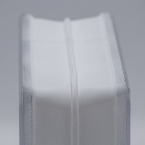 Detailaufnahme eines weißen Fugenmörtelbehälters