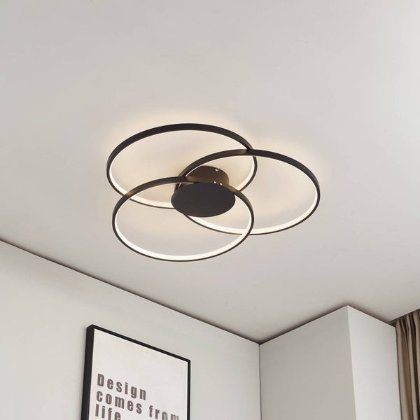 Moderne LED-Deckenleuchte mit drei überlappenden Ringen in Schwarz, montiert an einer weißen Zimmerdecke.