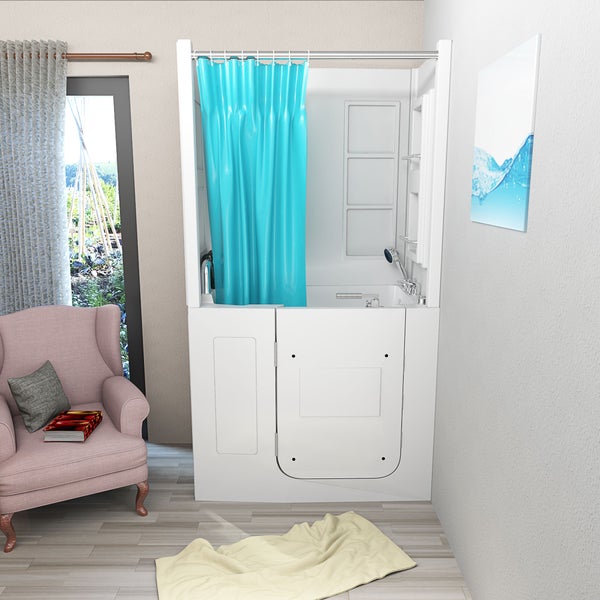 Weiße Sitzbadewanne mit niedriger Einstiegstür, integrierter Duschkabine mit blauem Vorhang und Handbrause in einem hellen Wohnraum.