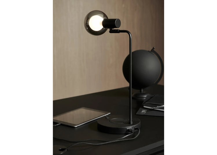 Detailansicht eines USB Anschlusses am Standfuß einer Leuchte