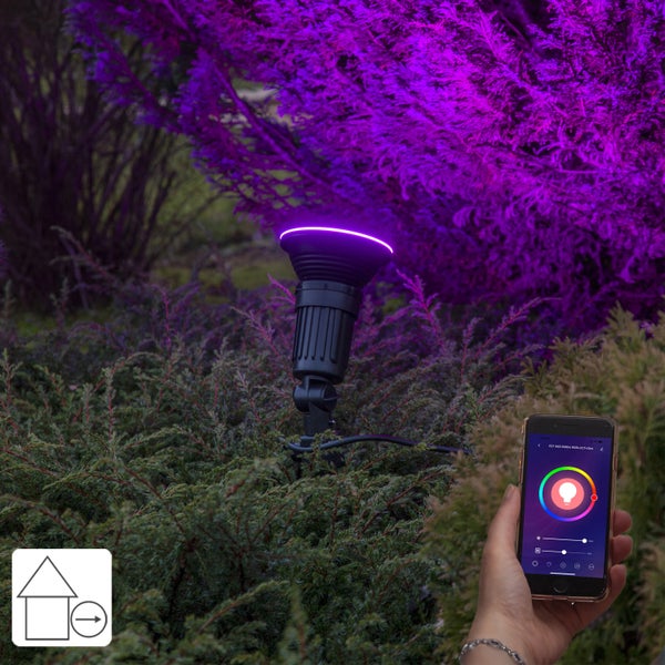 Smarte Gartenleuchte mit App-Steuerung beleuchtet Busch