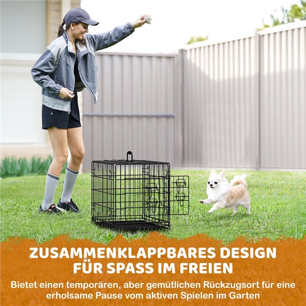 Zusammenklappbare Hundebox im Garten mit Frau und Hund