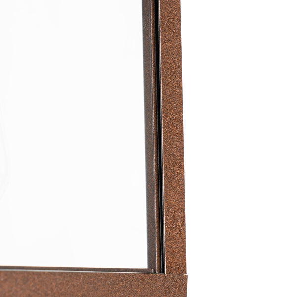 Detailaufnahme eines Metallprofils mit braun marmorierter Strukturoberfläche.