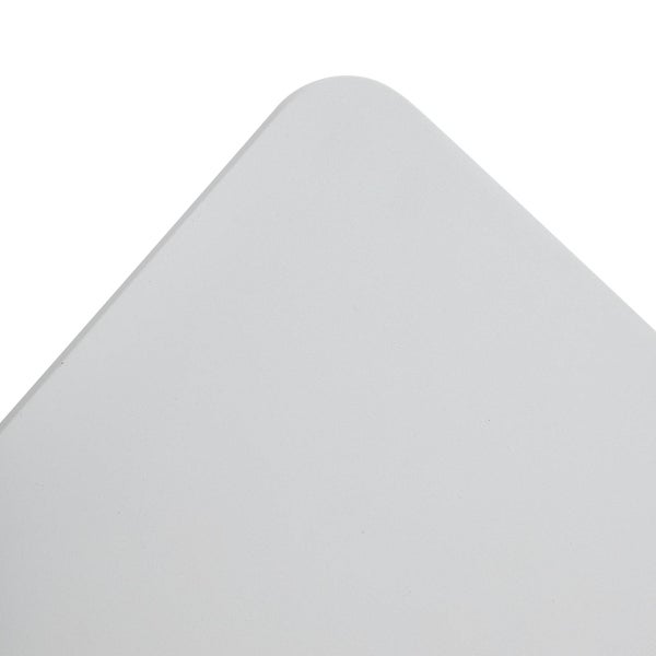 Nahaufnahme einer abgerundeten Ecke einer hellgrauen Platte.