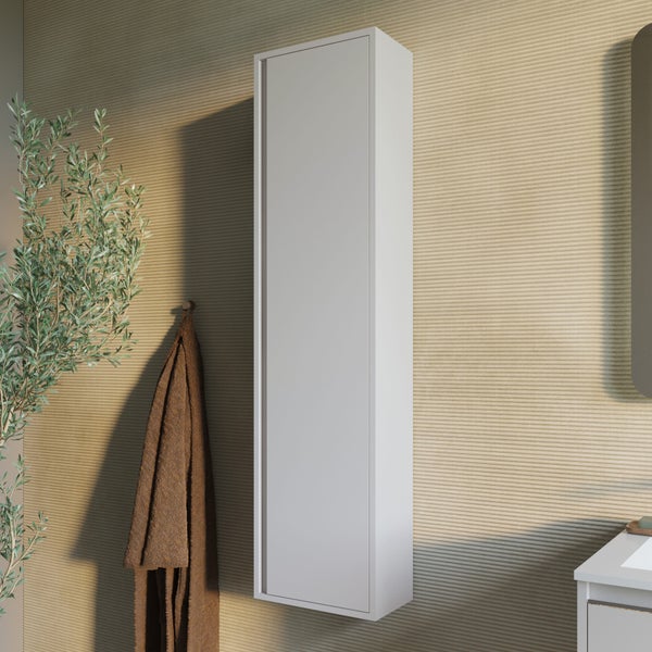 Badezimmer mit Spiegelschrank, Waschtisch und Handtuch