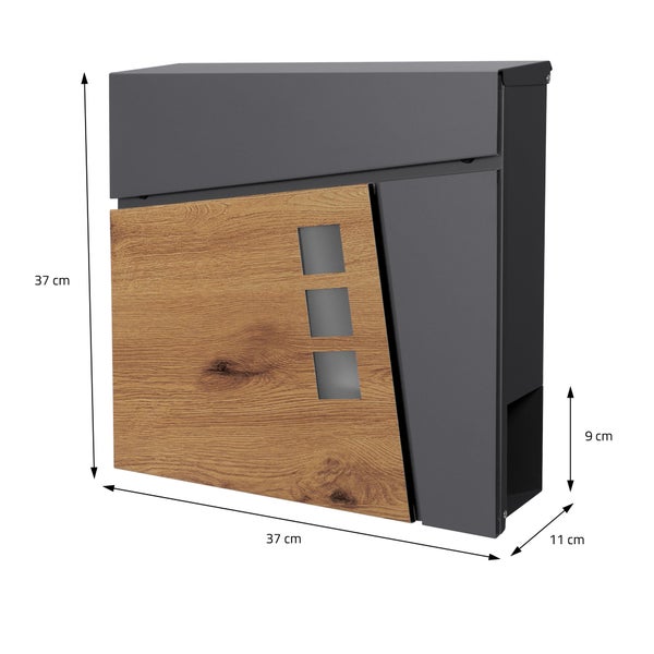 Wandbriefkasten in Anthrazit mit Front in Holzoptik und drei Sichtfenstern, Maße 37 mal 37 mal 11 Zentimeter.