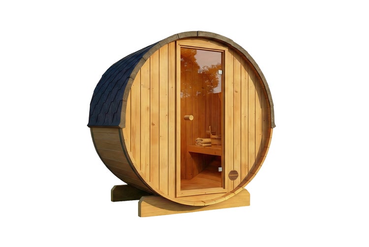 Fasssauna aus hellem Holz mit Glastür, Bitumenschindeln auf dem Dach und Innenausstattung mit zwei Liegebänken.