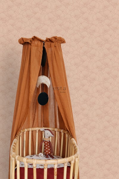 Kinderzimmer mit Baldachin und Spieluhr über einem Babybett vor einer Tapete