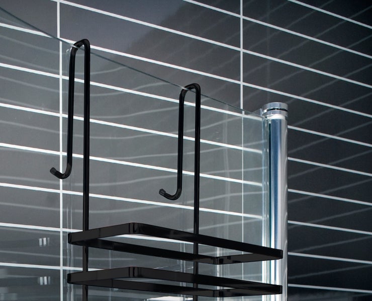 Schwarzes Duschregal aus Metall zum Einhängen an die Glaswand, zwei Ablagen und äußere Haken für Handtücher.