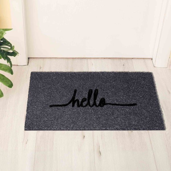 Fußmatte mit dem Schriftzug Hallo vor einer Tür