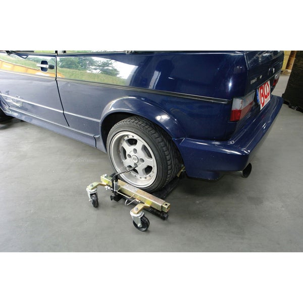 Fahrzeugheber mit Rollen unter dem Rad eines Autos