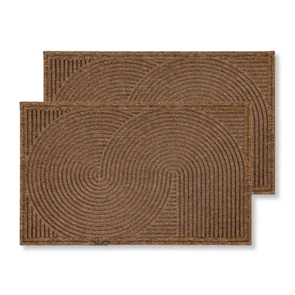 Zwei rechteckige braune Fußmatten mit einem reliefartigen geometrischen Muster aus geschwungenen und geraden Linien.