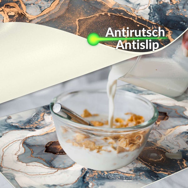 Platzset mit Marmor-Optik und Antirutsch-Funktion, auf dem eine Schale mit Müsli und Milch steht.