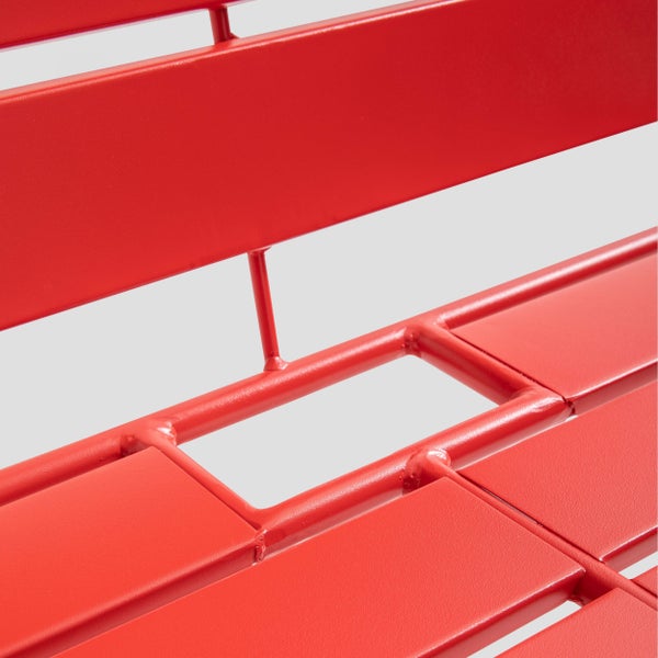 Blauer Outdoor-Sessel als Eckelement auf einer Holzterrasse neben einem Pool.